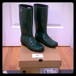 New In Box! Ugg Shaye Boot
